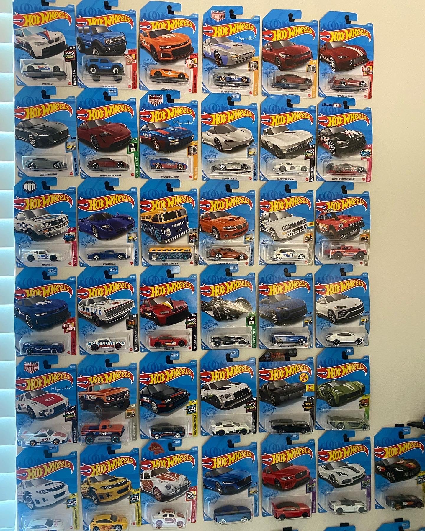 Hot Wheel Wall Mounts 75 pcs V1