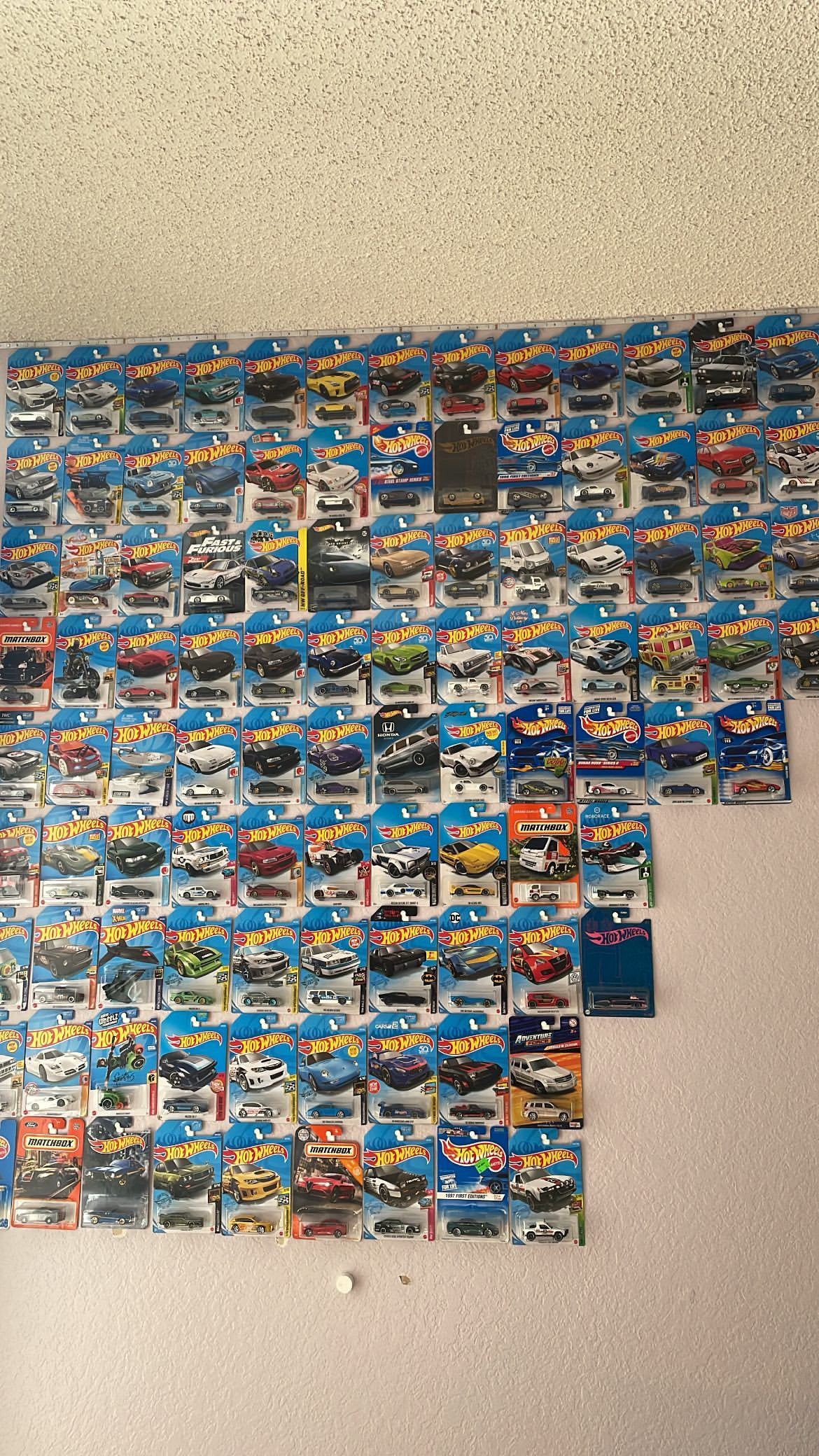 Hot Wheel Wall Mounts 75 pcs V1